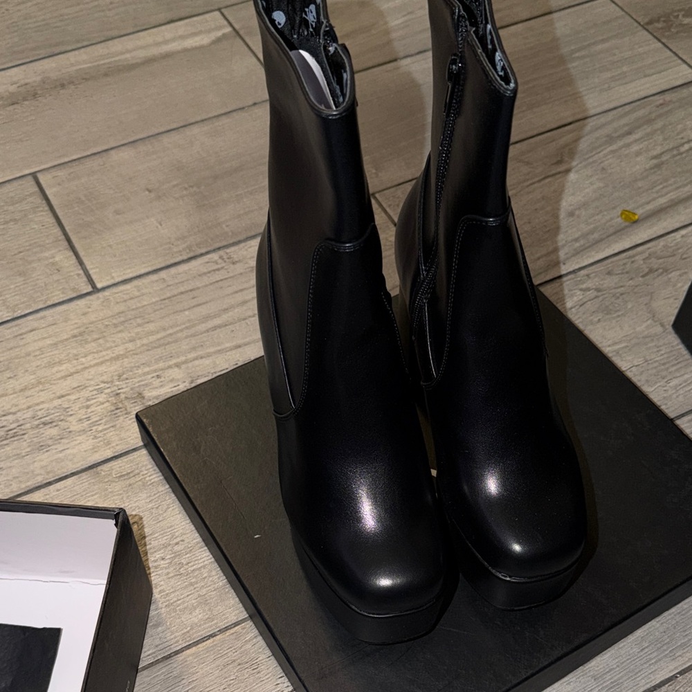 Moda Black Heeled Boots - Picture 6 of 7